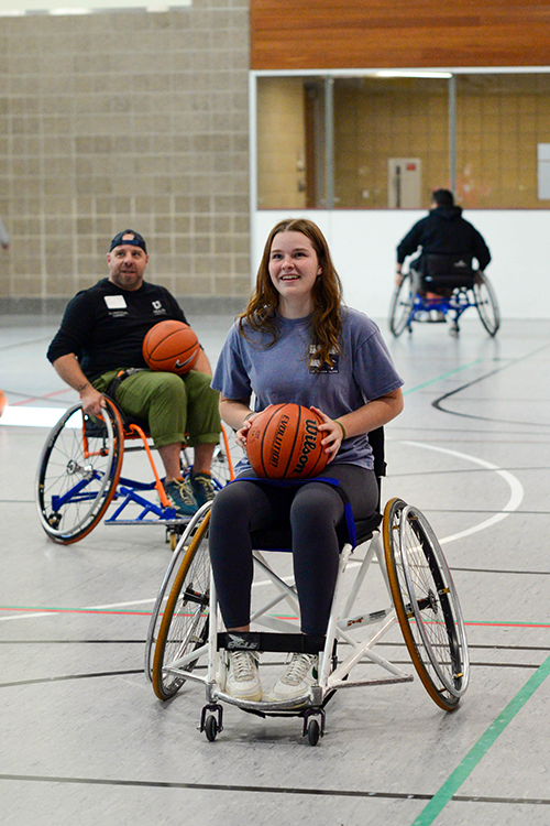 woman playing wheelchair basketball